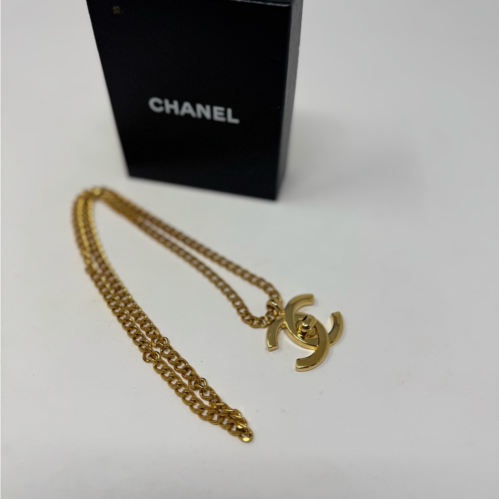 💯 Authentic CHANEL Vintage Chanel Gold Plated Turnlock Charm Necklace - Picture 2 of 4